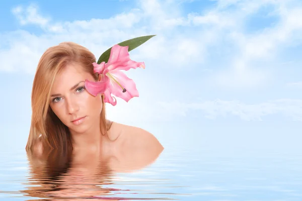 Mujer joven reflejada en el agua —  Fotos de Stock