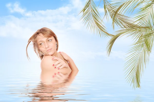 Mooie jonge vrouw weerspiegeld in water — Stockfoto
