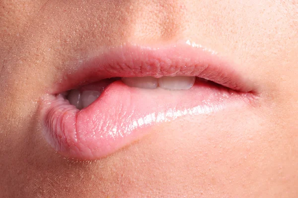 Jonge vrouw roze lippen — Stockfoto