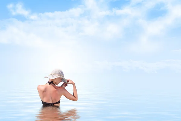 Donna rilassante in riva al mare — Foto Stock