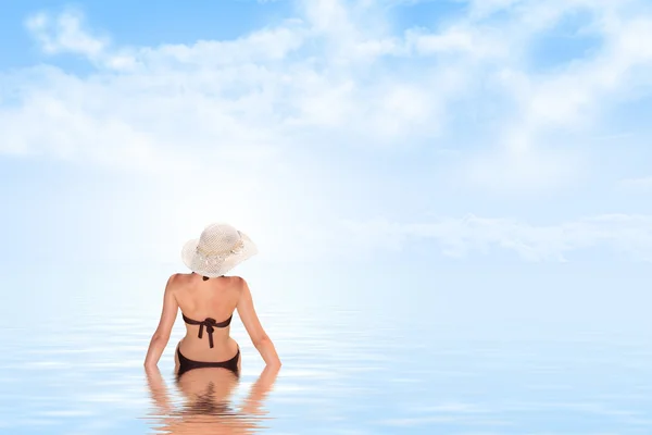 Женщина отдыхает у моря — стоковое фото