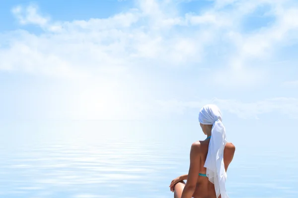 Vrouw ontspannen door de zee — Stockfoto