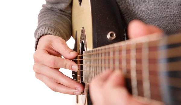 Guitariste main jouant de la guitare — Photo