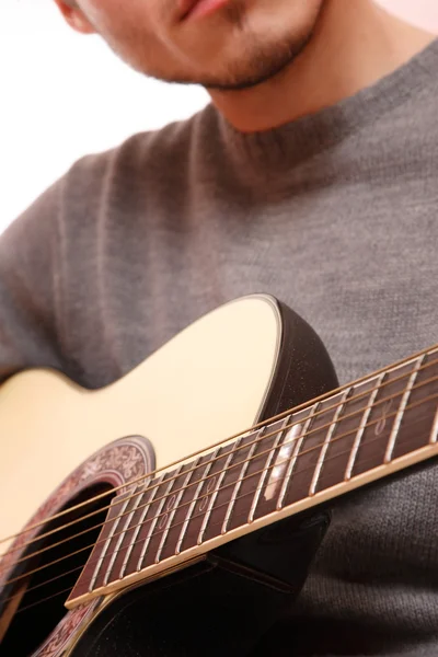 Гитарист, играющий на гитаре — стоковое фото