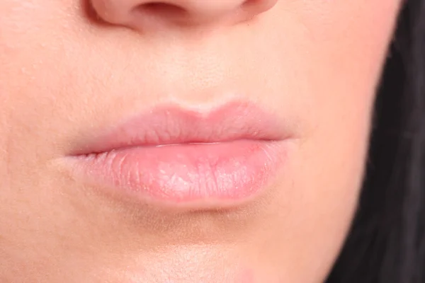 Розовые губы молодой женщины — стоковое фото