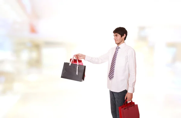 Przystojny mężczyzna z torby na zakupy — Zdjęcie stockowe
