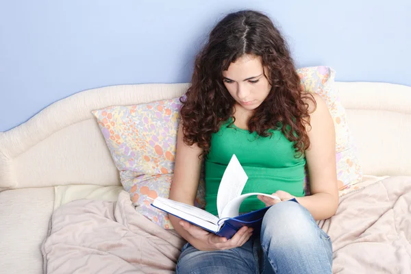 Adolescente menina lendo um livro — Fotografia de Stock