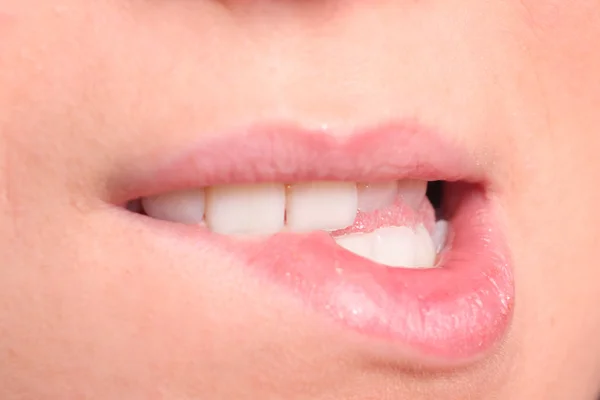 Розовые губы молодой женщины — стоковое фото