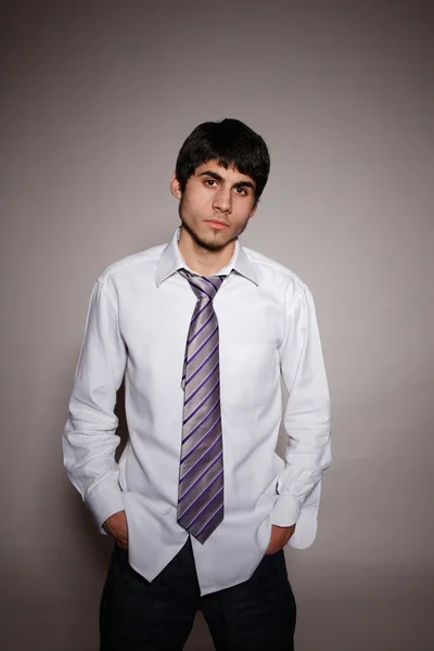 Бізнесмен одягає краватку — стокове фото