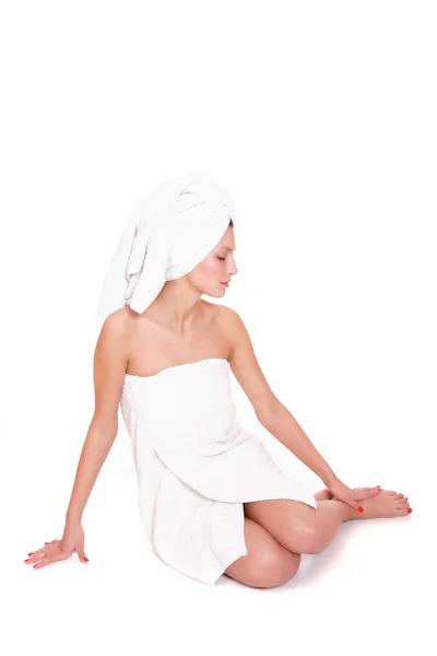 Mulher debaixo de toalhas — Fotografia de Stock