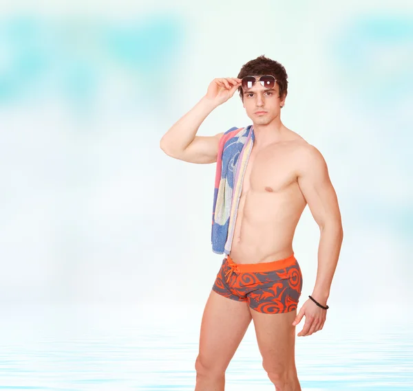 Modelo masculino muscular em roupa de banho — Fotografia de Stock