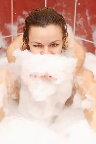 Junge Frau genießt Badeschaum — Stockfoto