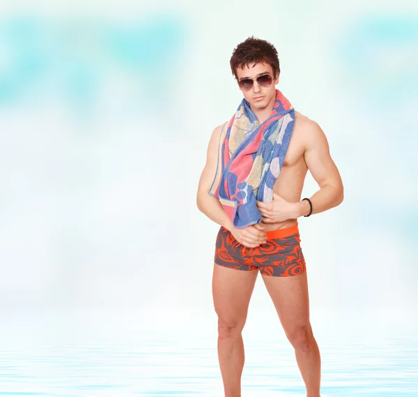 Modelo masculino muscular em roupa de banho — Fotografia de Stock
