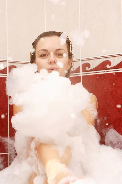 Giovane donna gode di bagno-schiuma — Foto Stock