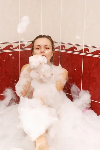 Jonge vrouw geniet badschuim — Stockfoto