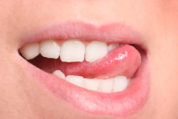 Close-up van een lachende mond van het meisje — Stockfoto