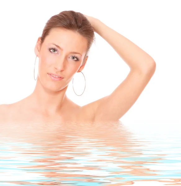 Vacker ung kvinna i vattnet — Stockfoto