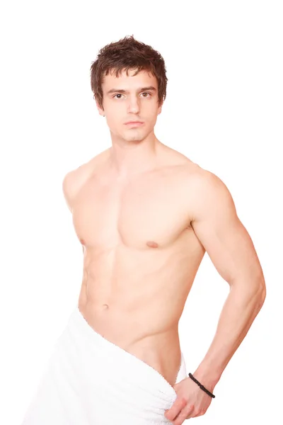 Joven, hombre guapo envuelto por una toalla — Foto de Stock