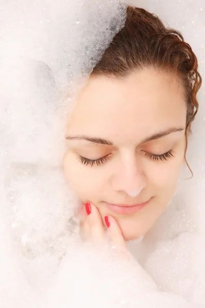 Jovem mulher gosta de espuma de banho — Fotografia de Stock