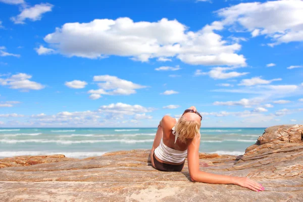 Frau entspannt sich am Nachmittag am Meer — Stockfoto