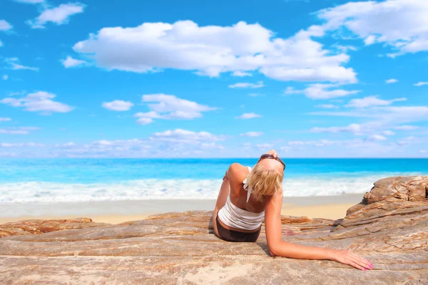 Frau entspannt sich am Nachmittag am Meer — Stockfoto