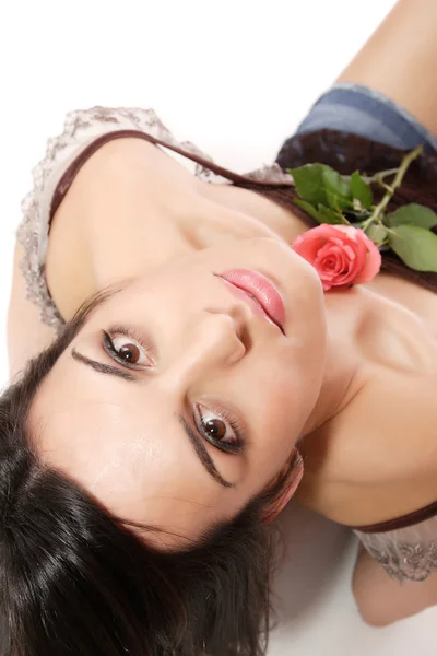 Ritratto di Bella donna con fiore — Foto Stock