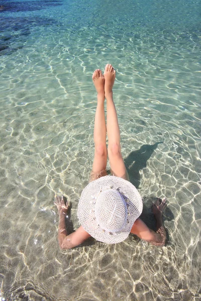Glad ung kvinna i havet — Stockfoto