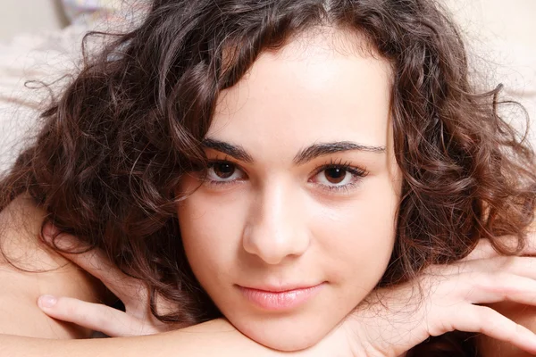 Porträtt av färska brunett tonåring — Stockfoto