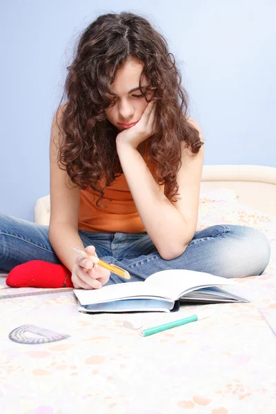 Hermosa adolescente estudiando — Foto de Stock