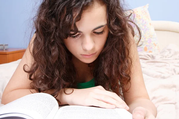 Όμορφη νεαρή γυναίκα μελαχρινή ανάγνωση — Stock fotografie