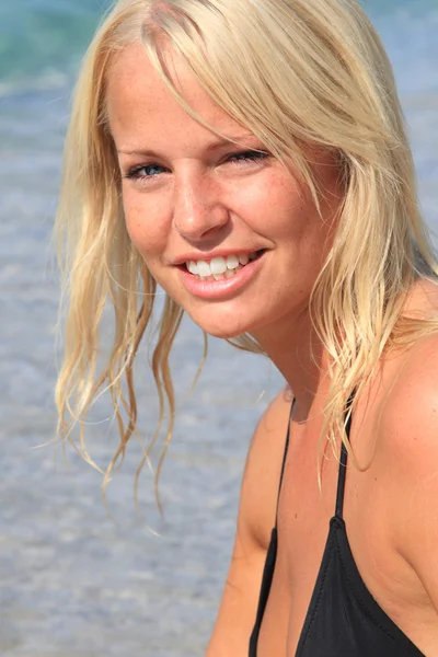 En vacker kvinna på stranden — Stockfoto