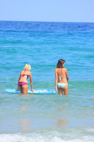 Två kvinnor vid havet — Stockfoto