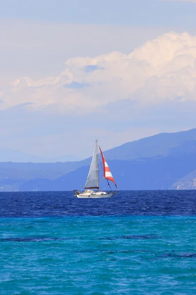 Парусная яхта в Эгейском море — стоковое фото