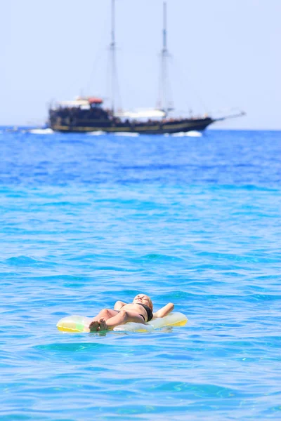 Γυναίκα σε μπικίνι σε ένα στη θάλασσα — Φωτογραφία Αρχείου