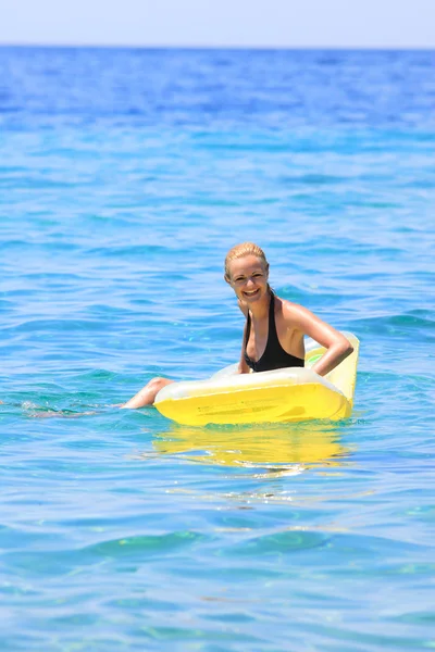 Frau im Bikini im Meer — Stockfoto