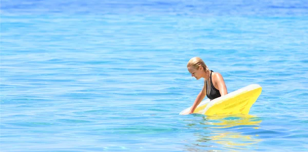 Femme en bikini dans la mer — Photo