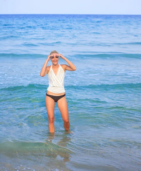 Σέξι γυναίκα που θέτουν στην παραλία — Φωτογραφία Αρχείου