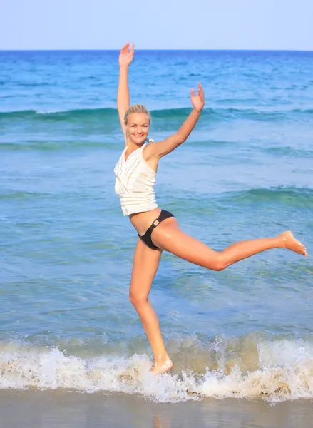 Sexig kvinna poserar på stranden — Stockfoto