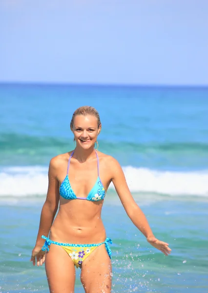 Femme sexy posant sur la plage — Photo