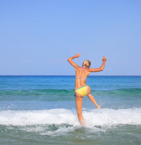 Szexi nő pózol a tengerparton — Stock Fotó