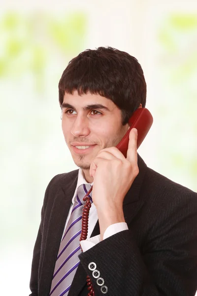 Jovem empresário trabalhando com telefone — Fotografia de Stock