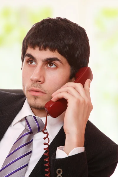 Joven hombre de negocios trabajando con el teléfono — Foto de Stock