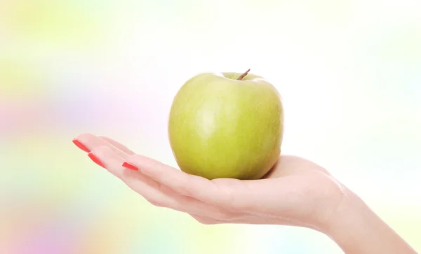 Friss zöld alma, kezét — Stock Fotó