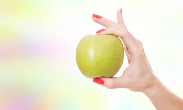 Friss zöld alma, kezét — Stock Fotó