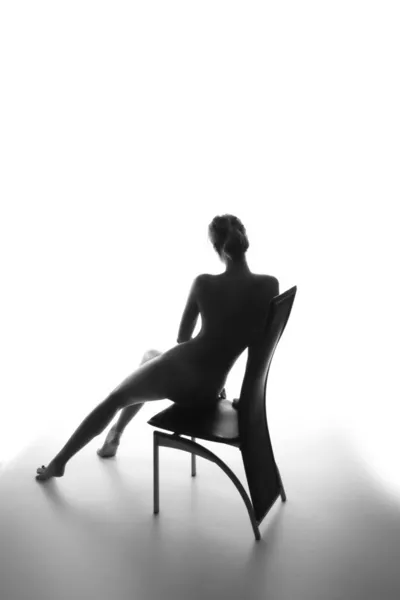 Silhouette einer schönen Frau im Sitzen — Stockfoto
