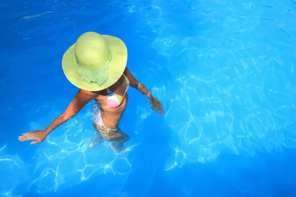Femme bénéficiant d'une piscine — Photo