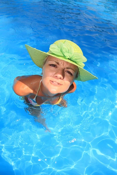 Donna godendo di una piscina — Foto Stock