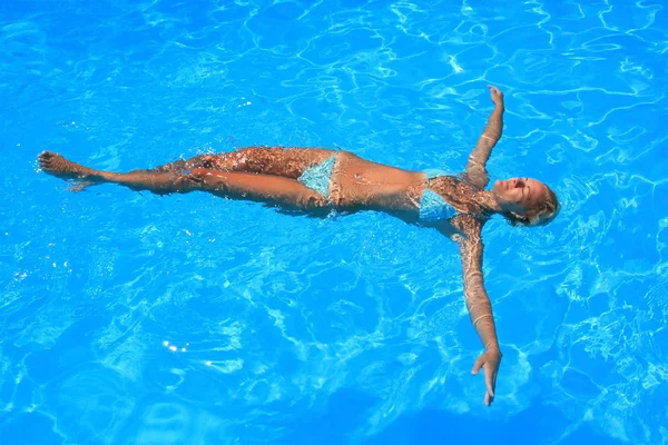 Frau genießt ein Schwimmbad — Stockfoto