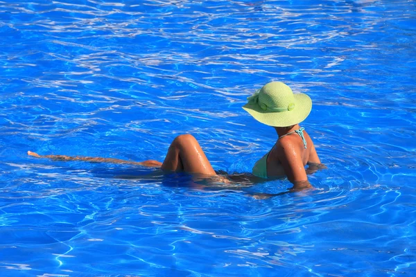 Женщина, наслаждающаяся бассейном — стоковое фото