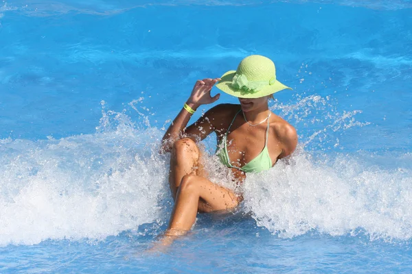 Mulher desfrutando de uma piscina — Fotografia de Stock
